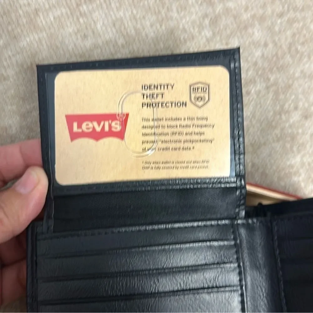 LEVI’S Men’s Black Leather RFID Protection Bifold Wallet